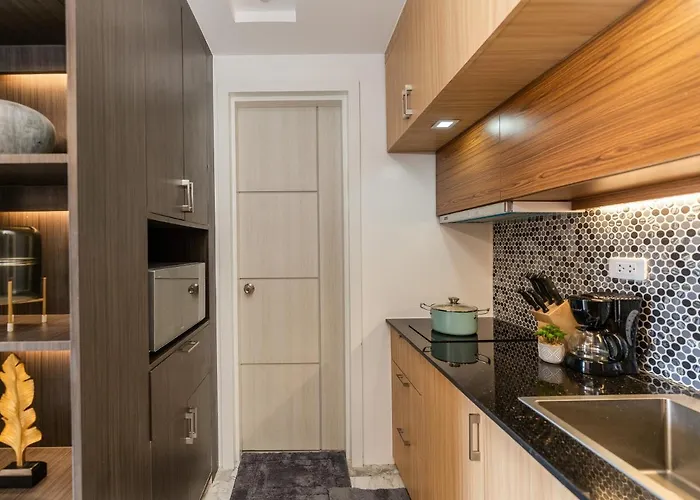 537 Amani Luxury Suite, 3 Minutes To Airport,with Gym & Pool, Fast Wi-fi, Free Netflix *