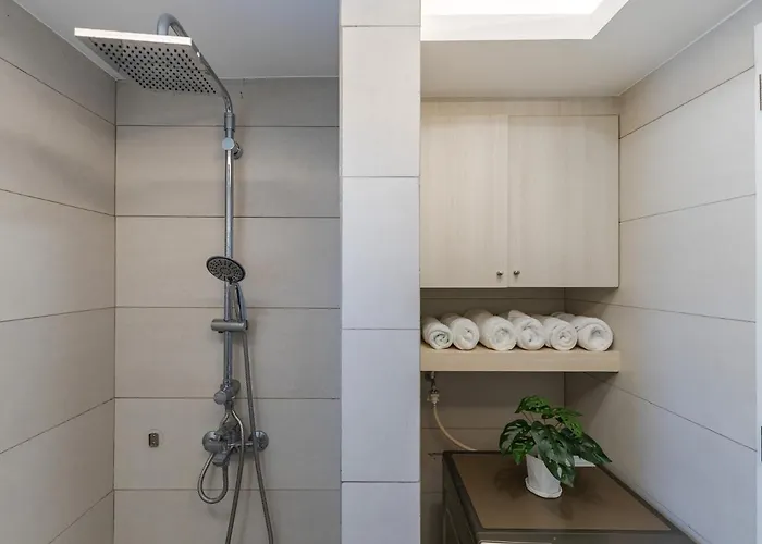 537 Amani Luxury Suite, 3 Minutes To Airport,with Gym & Pool, Fast Wi-fi, Free Netflix *