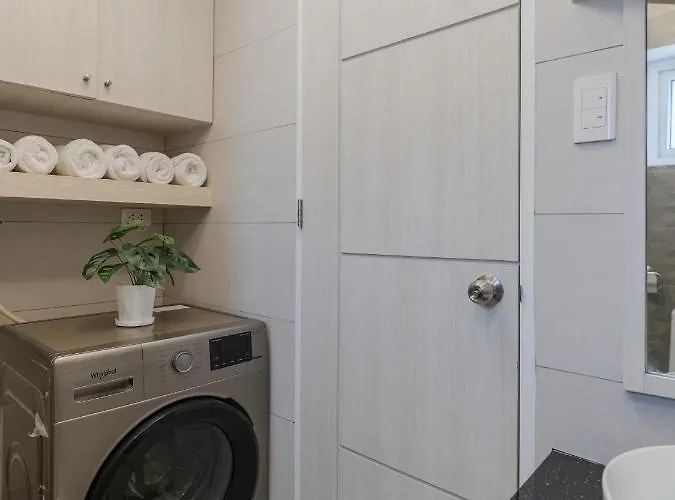 537 Amani Luxury Suite, 3 Minutes To Airport,with Gym & Pool, Fast Wi-fi, Free Netflix アパート マクタン