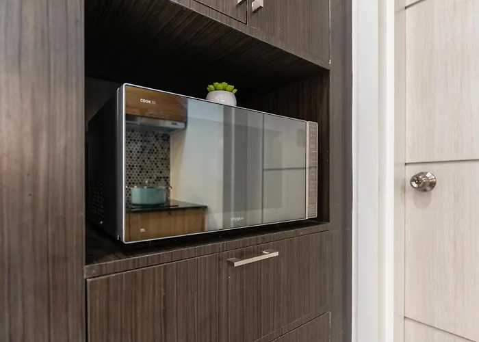 537 Amani Luxury Suite, 3 Minutes To Airport,with Gym & Pool, Fast Wi-fi, Free Netflix マクタン